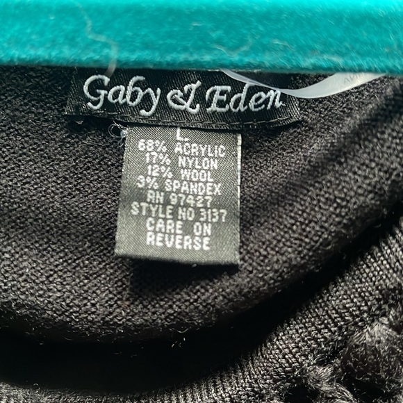 Gaby & Eden black sweater with fur-trimmed crochet shawl/cold shoulder collar - Picture 2 of 7